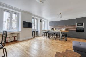 Superb Large and New 4bds Flat - Heart of Paris 10