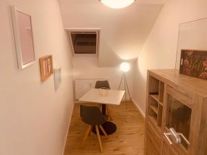 FELIX LIVING 3, Freundliche 2-Zimmer Wohnung in Stadtrandlage, Smart-TV & Parkplatz