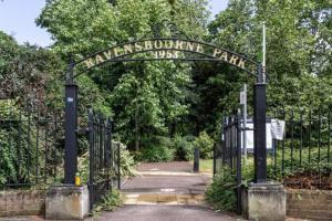 Morden flat close to DLR station with free parking and brand new bed and quality mattress adjacent to metro station also close to O2 and Excel via Cable Car