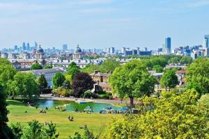 Morden flat close to DLR station with free parking and brand new bed and quality mattress adjacent to metro station also close to O2 and Excel via Cable Car