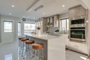 Rare Find fully renovated 6 bedroom 3 bath and both levels - Dalroy