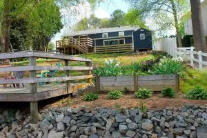 Lake Norman Experiences Waterfront Cottage with Boat Rental and Private Bar - Davidson