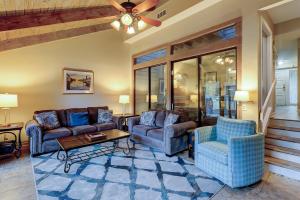 Updated Kitchen Baths w Granite 3 BR w 2K 1Q 1T Bikes & Beach Gear included