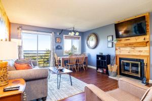 WOW Views!!-Mountain Escape-Outdoor Pool-Close to Downtown-WiFi-Cable-Private Balcony