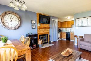 WOW Views!!-Mountain Escape-Outdoor Pool-Close to Downtown-WiFi-Cable-Private Balcony