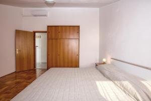 Apartments by the sea Brodarica, Sibenik - 13615