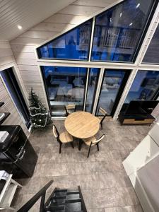 Norvamaja with a lake view, sauna and jacuzzi