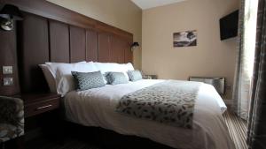 Suite room in Twin Oaks Hotel