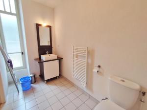 Appartements La petite ourse, T2, centre Luchon, wifi, casier a skis, 4 personnes : photos des chambres