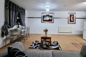 *F1*5GH* Setup for your most relaxed & amazing stay + Free Parking + Free Fast WiFi * - Bramley