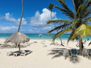 Pristine 4BR Beachfront Getaway with Pool & Rooftop