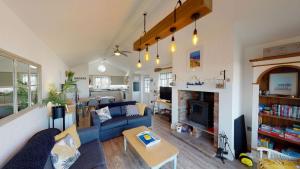 Luna Azul at The Bay Filey, sleeps up to 8, and 2 dogs stay for free!