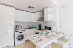 Ollystays Mangroovy Seaview 1BR Beach and Pool Free access