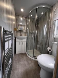 Quirky Cabin with On Site Dog Field