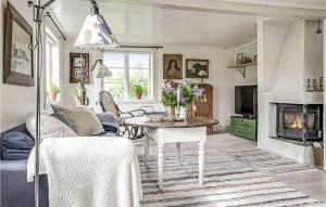 4 Bedroom Cozy Home In Ellös