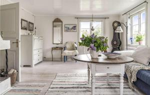 4 Bedroom Cozy Home In Ellös