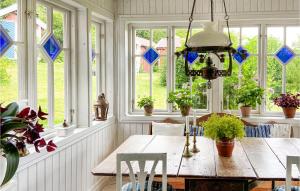 4 Bedroom Cozy Home In Ellös