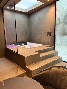 Zimmer mit Kingsize-Bett und Whirlpool