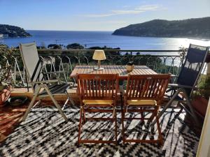 Vintage flat on Villefranche bay - free car park