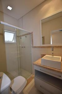 Casa com piscina a 150m da praia da Enseada