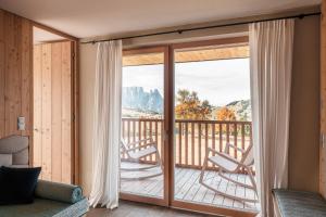 Suite with Balcony and Mountain View room in Hotel Icaro***S