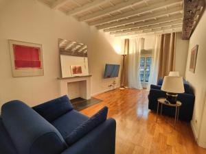 Spacious 3 Bedroom 2 Bathroom Apartment near Metro Crocetta Milan city center