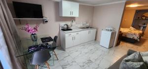 Cozy Batchelor Labiance