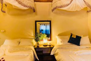 Phòng Gia đình Nhìn ra Vườn (Family Room with Garden View)