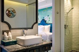 Phòng Hảo Hạng Hướng Bể Bơi có 2 Giường Đơn và Ban Công (Premium Pool View Room with 2 Single Beds and Balcony)