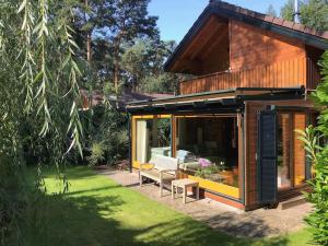 Houten chaletbungalow in het bos, sauna, jacuzzi