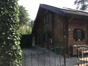 Houten chaletbungalow in het bos, sauna, jacuzzi