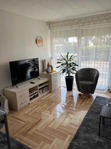 Apartman West - private parking place