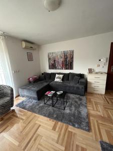 Apartman West - private parking place