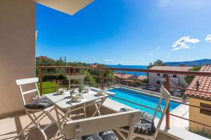 E&T apartments with a beautiful pool