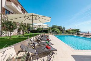 E&T apartments with a beautiful pool