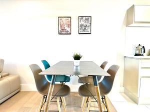 1 Min Walk to the Best Beach! Stunning New 2 Bedroom Apartment - Great Location - FREE Parking - Fast WiFi - Smart TV - sleeps up to 4! Close to Purbeck, Corfe Castle, Sandbanks, Poole & Bournemouth