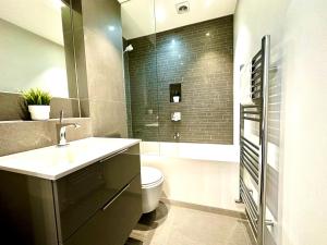 1 Min Walk to the Best Beach! Stunning New 2 Bedroom Apartment - Great Location - FREE Parking - Fast WiFi - Smart TV - sleeps up to 4! Close to Purbeck, Corfe Castle, Sandbanks, Poole & Bournemouth