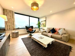 1 Min Walk to the Best Beach! Stunning New 2 Bedroom Apartment - Great Location - FREE Parking - Fast WiFi - Smart TV - sleeps up to 4! Close to Purbeck, Corfe Castle, Sandbanks, Poole & Bournemouth