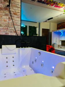 Appartements Capsule Street Art - Sauna- Jacuzzi - Playstation 5 - Billard - Netflix - Home cinema - Terrasse : photos des chambres