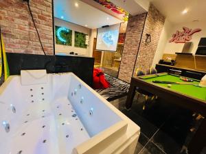 Appartements Capsule Street Art - Sauna- Jacuzzi - Playstation 5 - Billard - Netflix - Home cinema - Terrasse : photos des chambres