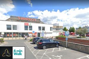 Modern 4 bedroom home ideal for Contractors, Groups and families ,FREE parking for multiple vehicles