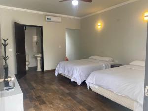 Hotel & Hostal 230
