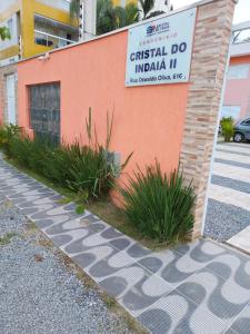 Apto 2 dorm, a 250m praia do Indaia, aceitamos PET saida 15h