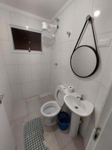 Apto 2 dorm, a 250m praia do Indaia, aceitamos PET saida 15h