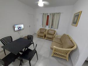 Apto 2 dorm, a 250m praia do Indaia, aceitamos PET saida 15h