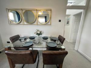 COASTAL RETREAT Town Centre Entire Property, Very Close to Sea & Restaurants, 2 King Size Beds