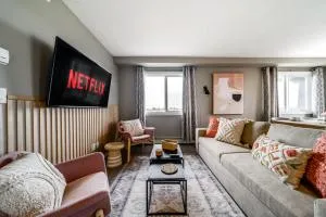 Peaceful Oasis Condo, AC, Top Floor, Secure UG Parking, Balcony, King Bed! - Devon