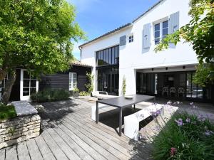 Maisons de vacances Maison Les Portes-en-Re, 6 pieces, 10 personnes - FR-1-434-87 : photos des chambres