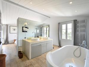 Maisons de vacances Maison Les Portes-en-Re, 6 pieces, 10 personnes - FR-1-434-87 : photos des chambres
