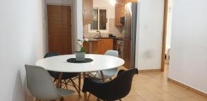 LINAS HOME & POOL - Breakbooking CY